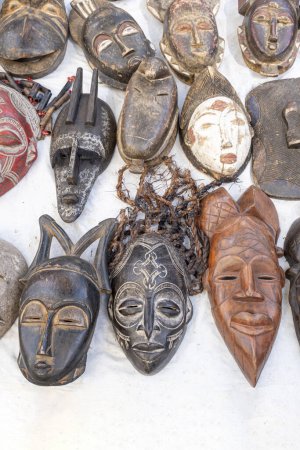 Foto de Sao Paulo, Sao Paulo, Brasil - 14 de enero de 2024: Máscaras africanas de diferentes etnias mostradas para ser vendidas _ 2. - Imagen libre de derechos