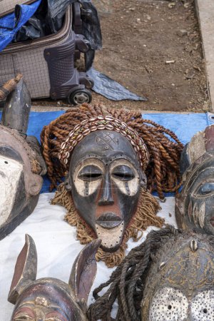 Foto de Sao Paulo, Sao Paulo, Brasil - 14 de enero de 2024: Máscaras africanas de diferentes etnias mostradas para ser vendidas _ 8. - Imagen libre de derechos