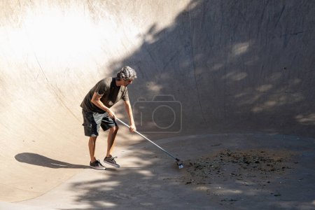 54 ans Brésilien balayant la piste de skate avant de l'utiliser _ 1.
