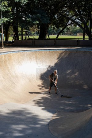 54 ans Brésilien balayant la piste de skate avant de l'utiliser _ 2.