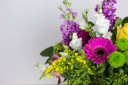 Téléchargez les photos : Bouquet of bright flowers, background for postcards, instagram posts and more - en image libre de droit