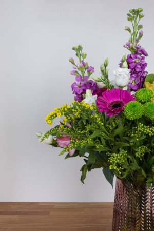 Foto de Bouquet of bright flowers, background for postcards, instagram posts and more - Imagen libre de derechos