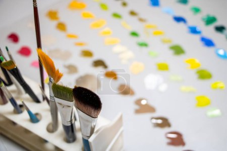 Téléchargez les photos : Échantillons de peinture à l'huile alignés par couleurs - en image libre de droit