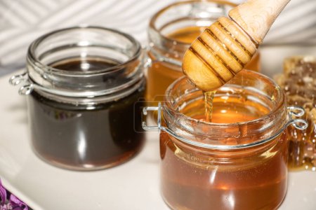 Foto de Primer plano de un cazo de miel goteando con miel - Imagen libre de derechos