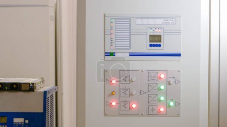 Téléchargez les photos : The system of uninterruptible power supply close-up. Control panel with red and green lights. - en image libre de droit