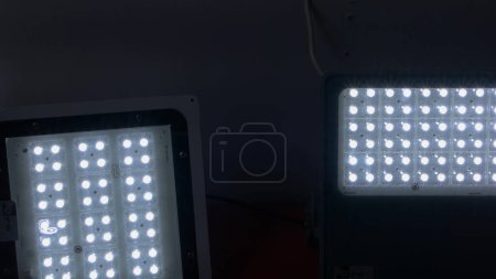 Téléchargez les photos : Several bright projectors in the dark room. LED diode lights. - en image libre de droit