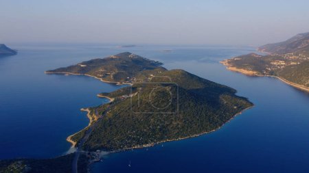 Téléchargez les photos : Montagnes vertes et mer bleue. Vue panoramique aérienne depuis un drone. Paysage naturel. - en image libre de droit
