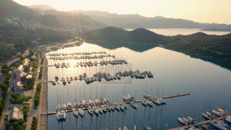 Téléchargez les photos : Vue panoramique aérienne de la baie maritime avec des bateaux le matin. Belle station balnéaire en Turquie. - en image libre de droit