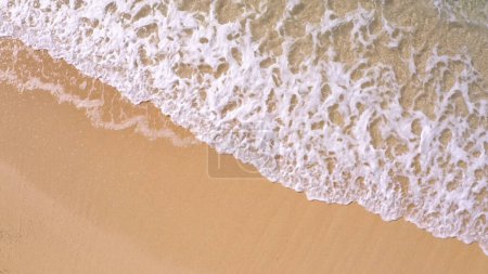Téléchargez les photos : Vue de dessus des vagues d'eau turquoise claire lavant la plage de l'île tropicale. Eau cristalline bleue sur plage de sable blanc. - en image libre de droit