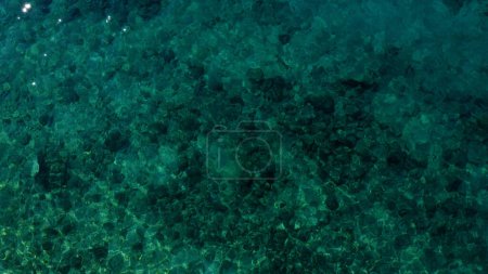 Foto de Vista superior de agua de mar turquesa. Fondo marino mediterráneo transparente. - Imagen libre de derechos