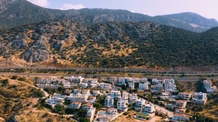 Téléchargez les photos : Montagnes et paysage urbain de la ville côtière. Vue panoramique aérienne depuis un drone. Kas, province d'Antalya, Turquie. - en image libre de droit
