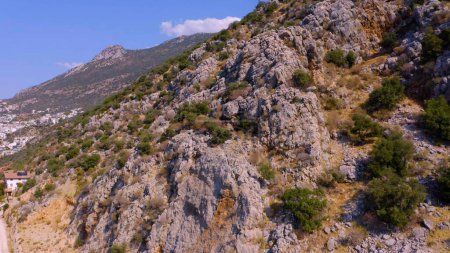 Téléchargez les photos : Belles montagnes au sud de la mer Méditerranée. Rochers hauts avec la faune sur un fond bleu ciel. - en image libre de droit