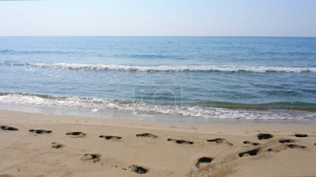 Foto de Paisaje escénico de tranquilas olas marinas en la playa de arena en un día de verano. Hermosa vista al mar. - Imagen libre de derechos