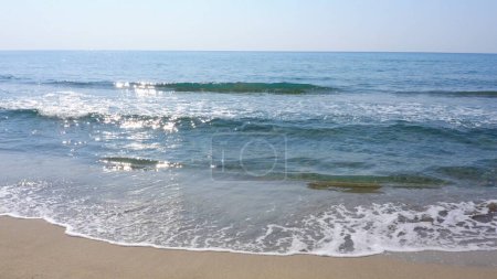 Téléchargez les photos : Plage de sable avec vagues de mer. Beau fond de paysage marin. Paysage naturel. - en image libre de droit