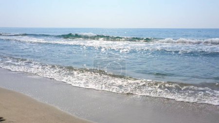 Foto de Hermosa playa y mar tranquilo. Que tengas unas buenas vacaciones de verano. - Imagen libre de derechos