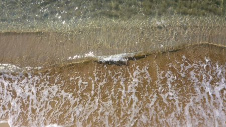 Foto de Playa tropical con olas del océano. Vista aérea desde arriba. Concepto de vacaciones y viajes. - Imagen libre de derechos