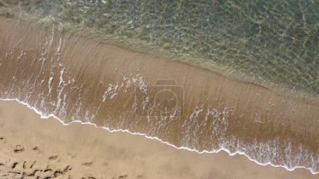 Téléchargez les photos : Vue aérienne de la plage de sable avec des vagues océaniques en été. Contexte naturel. - en image libre de droit