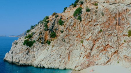 Téléchargez les photos : Montagne rocheuse dans l'eau de mer turquoise. Vue panoramique depuis un drone. Paysage naturel. - en image libre de droit