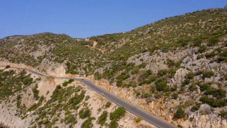 Téléchargez les photos : Vue aérienne montagne rocheuse avec route de campagne. Belle vue sur la nature depuis un drone. - en image libre de droit