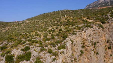 Téléchargez les photos : Montagne rocheuse sauvage sur la côte méditerranéenne. Ciel bleu clair en arrière-plan. Paysage naturel. - en image libre de droit
