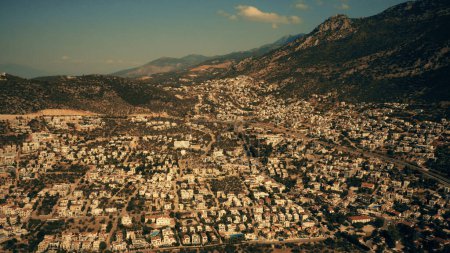 Foto de Vistas panorámicas de la ciudad con fondo montañoso. Turquía, Europa. Concepto de viaje. - Imagen libre de derechos
