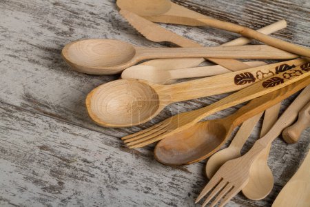 Foto de Cucharas rústicas de madera y tenedores de cerca. Utensilios de cocina retro. - Imagen libre de derechos