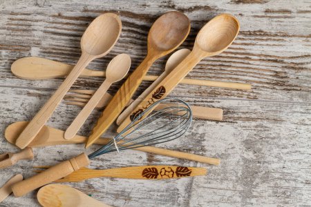Foto de Vista superior rústico utensilios de cocina de madera de cerca. Cucharas y batidor. - Imagen libre de derechos