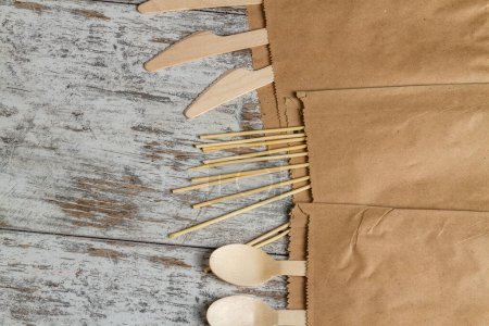 Téléchargez les photos : Ensemble d'accessoires en bois avec bâtons de bambou. Paquets Eco beige. - en image libre de droit