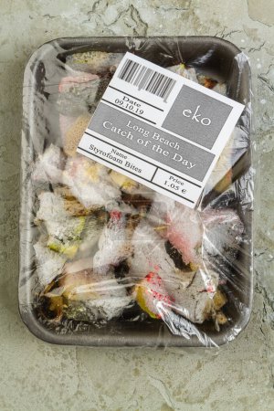 Foto de Vista superior de alimentos congelados envueltos en un recipiente de plástico. Marisco con etiqueta. - Imagen libre de derechos