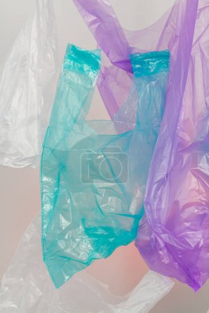 Foto de Tiro vertical de varias bolsas de plástico de colores. Nuevas bolsas de plástico multicolores. - Imagen libre de derechos