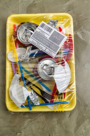 Téléchargez les photos : Vue de dessus diverses ordures enveloppées dans un film plastique. Concept de solution des déchets. - en image libre de droit