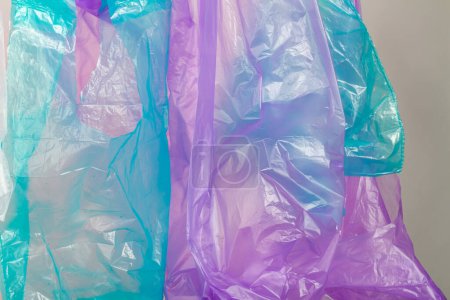 Foto de Cerrar bolsas de plástico azul y púrpura. Concepto de contaminación plástica. - Imagen libre de derechos