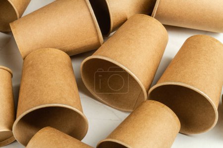 Foto de Muchas tazas de papel vacías desechables marrones. Contenedores para bebidas. - Imagen libre de derechos