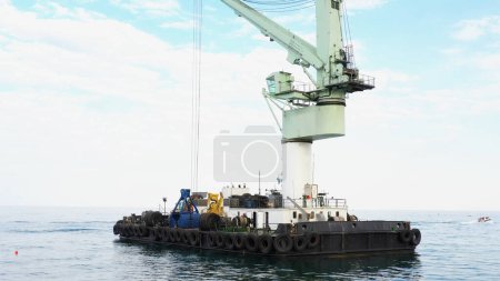 Téléchargez les photos : Marine load crane in Odessa sea port. Floating marine crane in Odessa Black Sea. - en image libre de droit