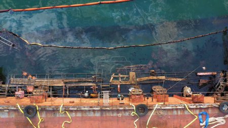 Téléchargez les photos : Oil tanker ran aground. Severe oil pollution of the sea. Ecological disaster. - en image libre de droit