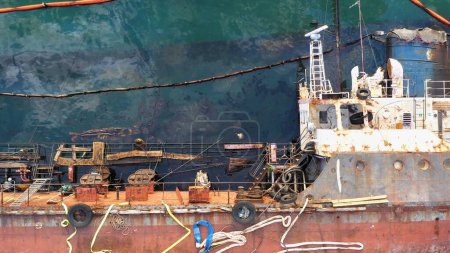 Téléchargez les photos : Pollution of the World Ocean. Top view of the deck of the sunken ship. The collapse of an oil tanker. - en image libre de droit
