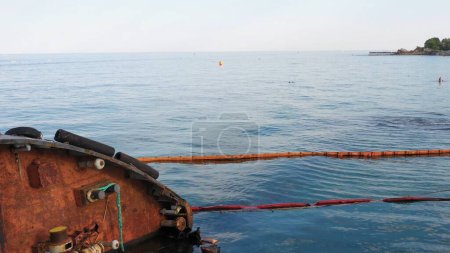 Téléchargez les photos : The bow of an old sunken ship. Shipwreck near the sea coast. - en image libre de droit