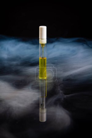 Téléchargez les photos : Plan vertical de bouteille d'échantillon de parfum à la vapeur. Isolé sur noir. - en image libre de droit