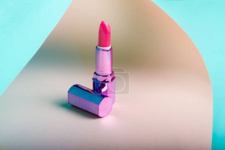 Téléchargez les photos : Close up of pink lipstick with purple cap. Cosmetic makeup tool. - en image libre de droit