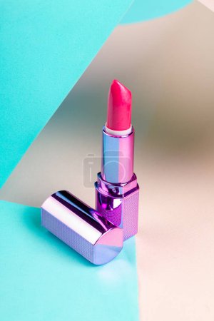 Foto de Tiro vertical de cerca de lápiz labial rosa. Gorra púrpura reflectante. - Imagen libre de derechos
