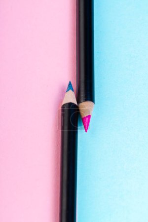 Téléchargez les photos : Pair of blue and pink make up pencils. Contrast of colored cosmetic tools. - en image libre de droit