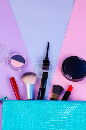 Téléchargez les photos : Ensemble d'accessoires de maquillage sur fond coloré. Vue verticale sur le dessus. - en image libre de droit