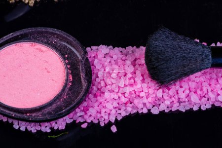 Foto de Caja en polvo con pincel y sal marina rosa. Maquillaje y spa. - Imagen libre de derechos