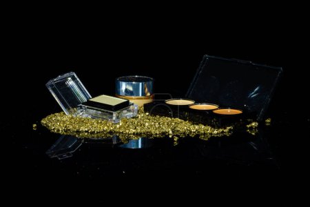 Téléchargez les photos : Set of expensive luxury make up tools. Isolated on black. - en image libre de droit