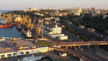 Téléchargez les photos : Vue depuis un drone survolant le port et la ville d'Odesa. Paysage urbain nocturne. - en image libre de droit