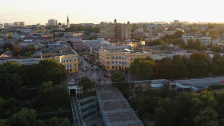 Foto de View from drone of evening Odessa city scape. Odessa Potemkin stairs. Building and trees. - Imagen libre de derechos