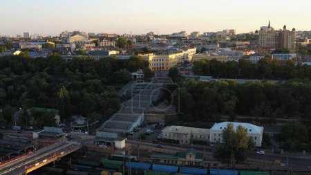 Foto de Vista desde el dron del paisaje urbano de la ciudad. Escaleras de Odessa Potemkin. Ferrocarriles y árboles. - Imagen libre de derechos
