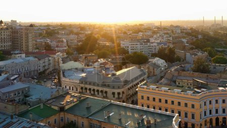 Foto de Vista aérea de aviones no tripulados del paisaje urbano de la ciudad con luz solar brillante por la noche. Edificios en Ucrania, Odessa. - Imagen libre de derechos