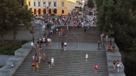Foto de Odesa, Ucrania - 08.08.2020: La gente camina cerca del monumento al Duque y las escaleras de Potmkin. - Imagen libre de derechos