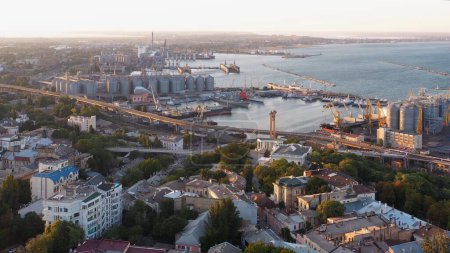 Téléchargez les photos : Vue aérienne par drone du port maritime d'Odessa. Vue du dessus des toits des bâtiments et des navires. - en image libre de droit